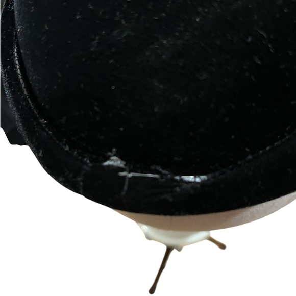 Vintage black velvet fascinator with flower and netting - Picture 4 of 8